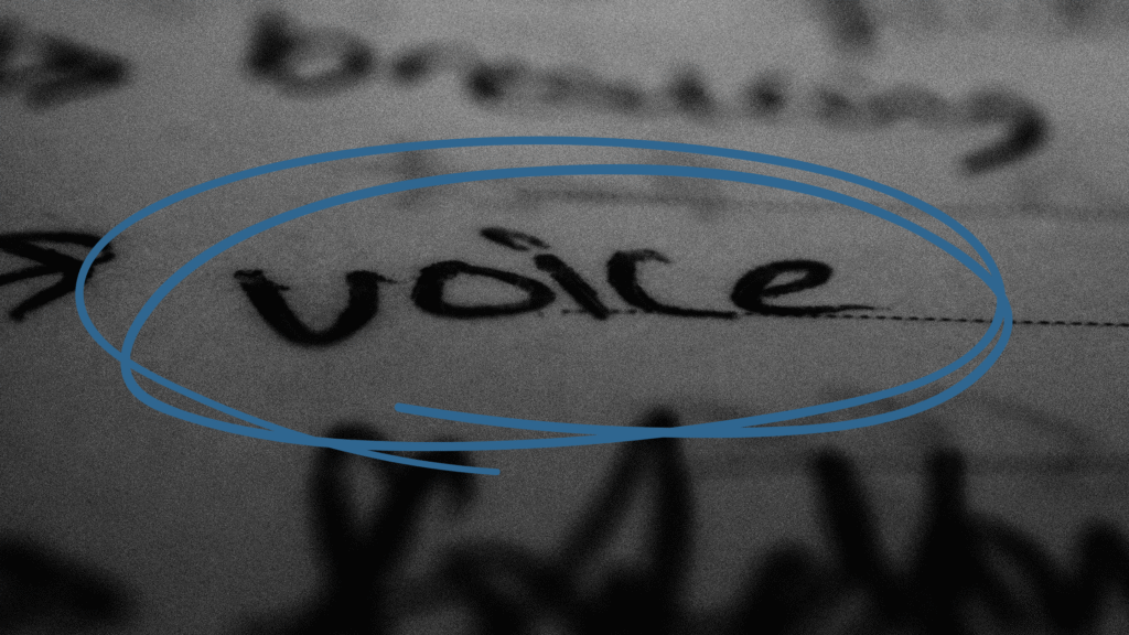 parola voice scritta su un foglio di carta, cerchiata di blu, in mezzo ad altre scritte