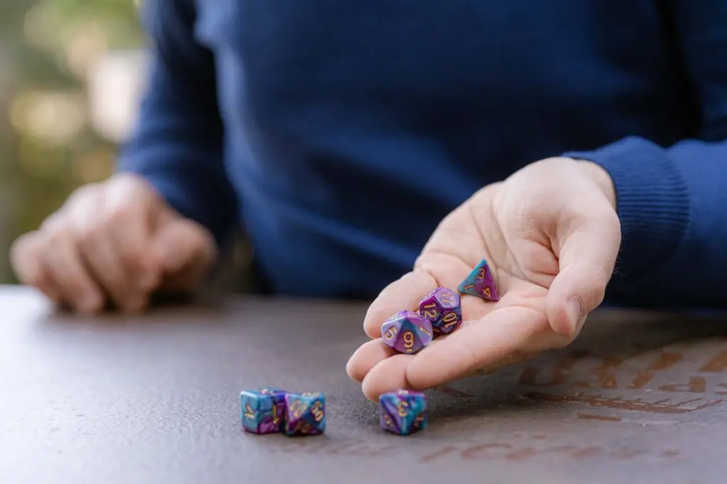 Davide Riccio tira dadi da Dungeons&Dragons.