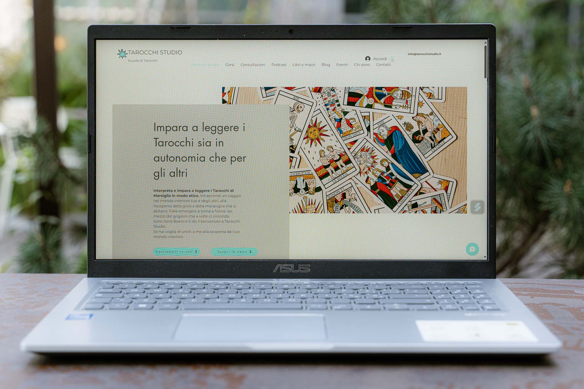 Schermo di laptop che mostra i testi di una home page, a cui Davide riccio ha lavorato. Tratta di tarocchi e crescita personale.