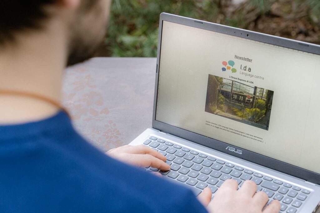 Davide Riccio al pc, lavora alla newsletter di un cliente. Il tema sono i corsi di lingue orientali.