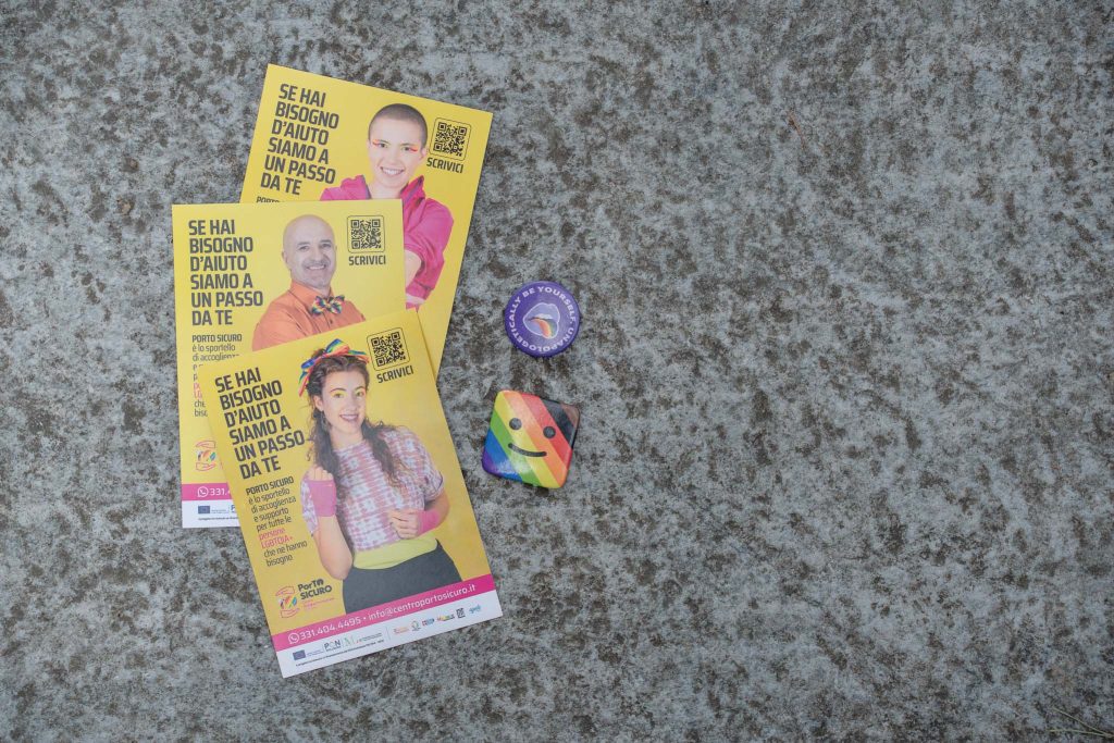 volantini e spille di attivismo per i diritti civili LGBTQIA+. Spille arcobaleno e volantini progetto portTO sicuro